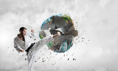 Beyaz kimino erkekte karate