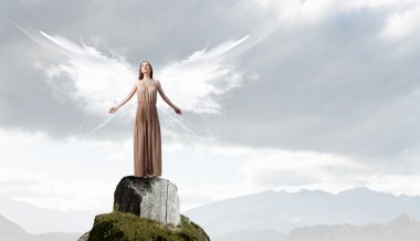 Yüksekten uçuyor melek kız