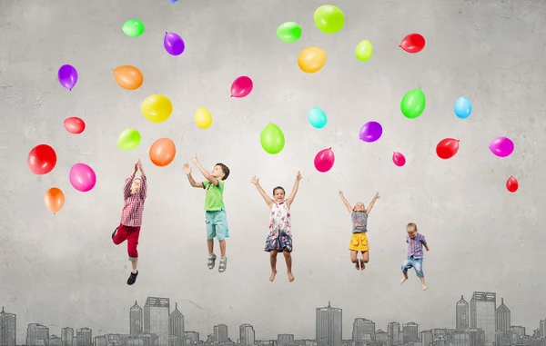 Niños juguetones atrapan globos —  Fotos de Stock