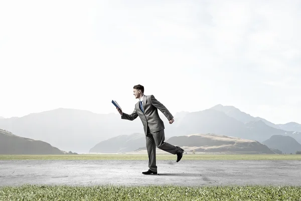 Man reading on the run — Stock Photo, Image