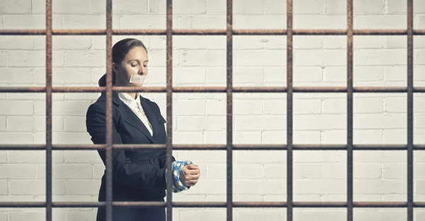 Une femme prisonnière dans un quartier — Photo