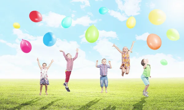 Niños juguetones atrapan globos —  Fotos de Stock
