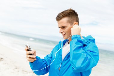 Spor ve müzik. adam koşu için hazırlanıyor