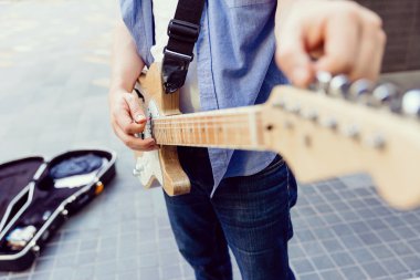 Gitar City ile genç müzisyen