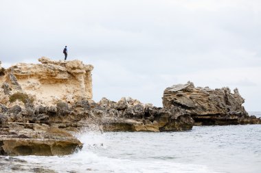 Kaya, deniz ve mavi gökyüzü