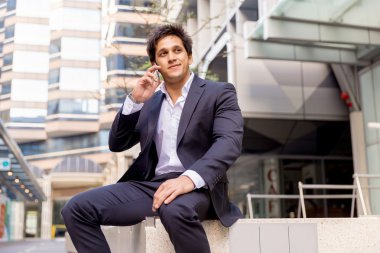 Cep telefonu açık havada ile kendine güvenen işadamı portresi