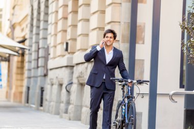 Başarılı bir iş adamı binicilik bisiklet