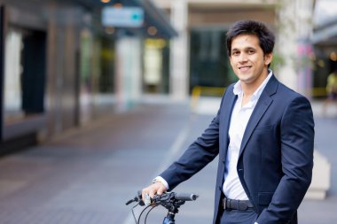 Açık havada kendinden emin bir iş adamının portresi.