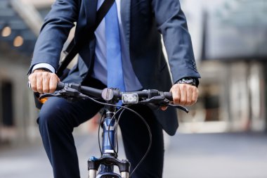 Başarılı bir iş adamı binicilik bisiklet