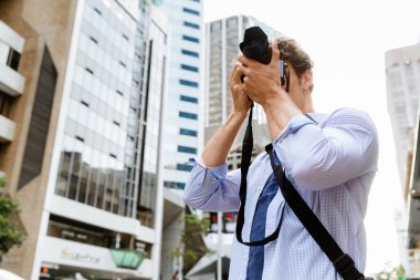 Erkek fotoğrafçı alarak resim