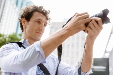 Erkek fotoğrafçı alarak resim