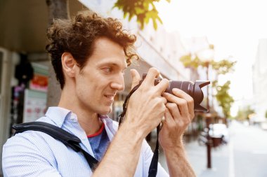 Erkek fotoğrafçı alarak resim