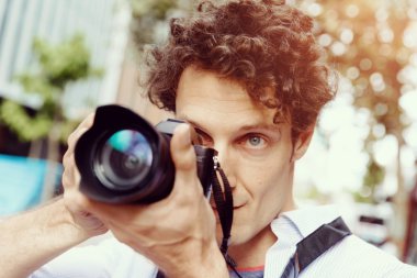 Erkek fotoğrafçı alarak resim