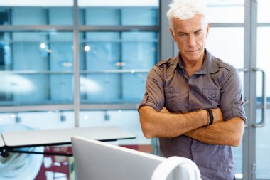 ofis yakışıklı işadamı