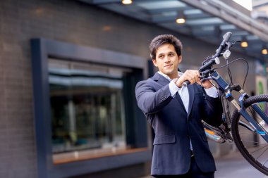 Başarılı bir iş adamı binicilik bisiklet