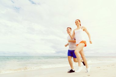 Kaçakçıları. Plajda çalışan genç Çift