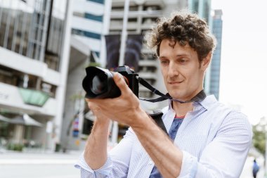 Erkek fotoğrafçı alarak resim