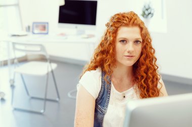 Yaratıcı iş kadını ofiste