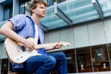 Gitar City ile genç müzisyen