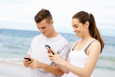 Koşucular mobil akıllı telefonlarıyla açık havada birkaç