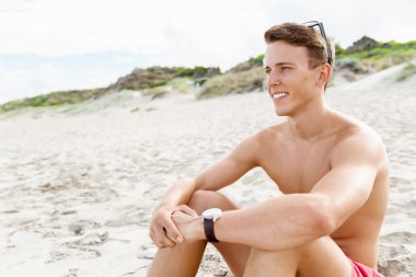 Yakışıklı adam sahilde poz