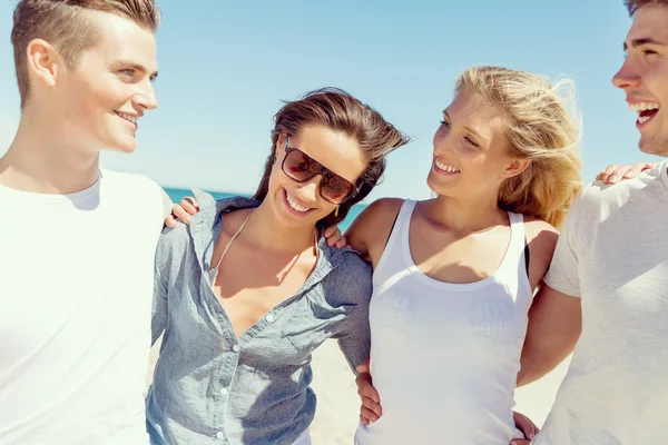 Gesellschaft junger Leute am Strand — Stockfoto