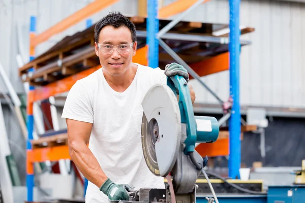 Азиатский рабочий на заводе на заводе — стоковое фото