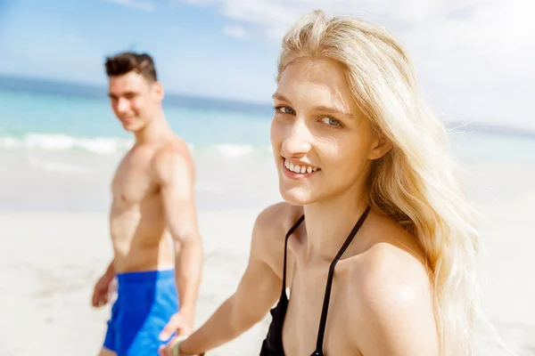 Romantico giovane coppia sulla spiaggia — Foto Stock