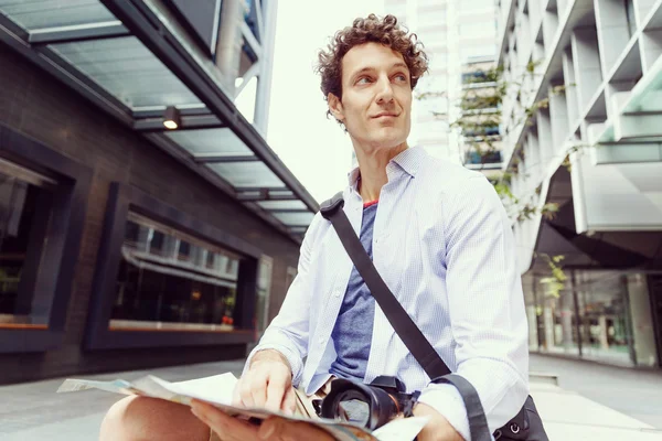 Turista masculino en la ciudad — Foto de Stock