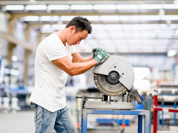 Azjatycki pracownika w zakładzie produkcyjnym w fabryce — Zdjęcie stockowe