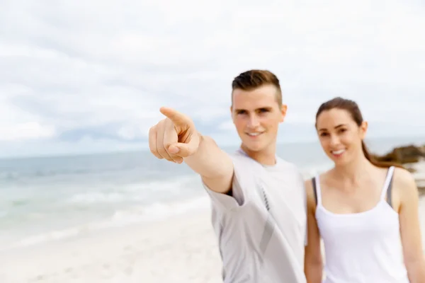 Aantal lopers permanent samen op strand — Stockfoto