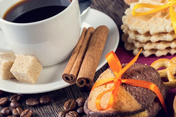 Koekjes en koffie op tafel — Stockfoto