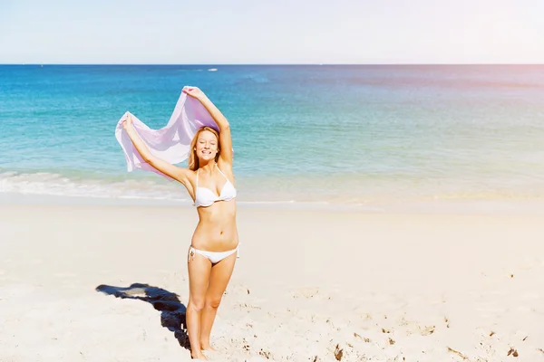 Mujer joven relajándose en la playa — Foto de Stock