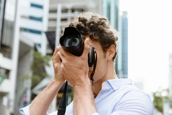 Mężczyzna fotograf biorąc obraz — Zdjęcie stockowe