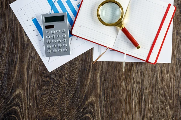 Gráficos financieros y gráficos sobre la mesa — Foto de Stock