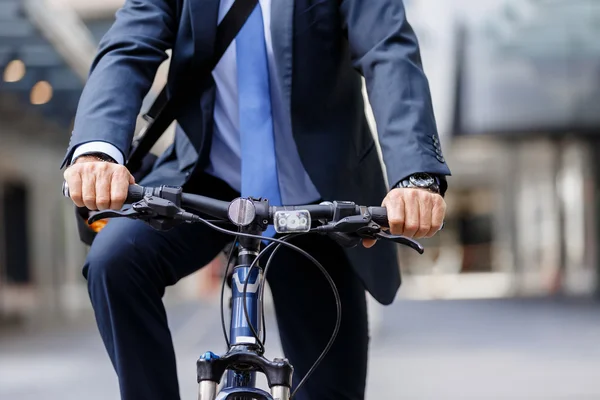 Sukcesy biznesmen jazda rowerem — Zdjęcie stockowe