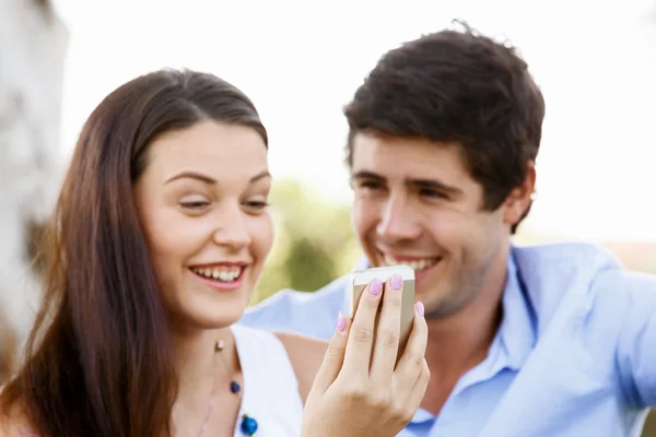 Pareja joven en el parque —  Fotos de Stock