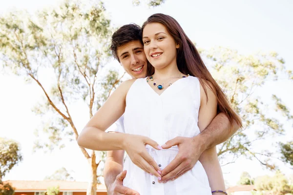 Jovem casal no parque — Fotografia de Stock