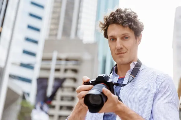 Male photographer taking picture — Stock Photo, Image