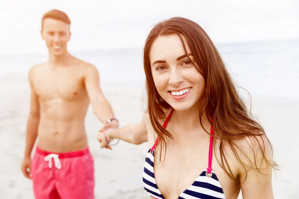 Romantic young couple on the beach — Stock Photo, Image