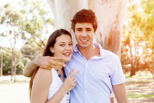 Jovem casal no parque — Fotografia de Stock