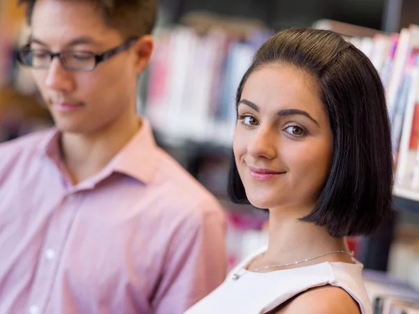 Grupp unga elever på biblioteket — Stockfoto