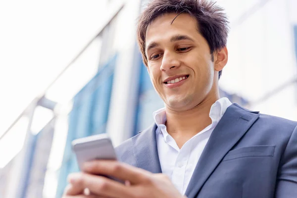 Portrait d'homme d'affaires confiant avec téléphone portable à l'extérieur — Photo