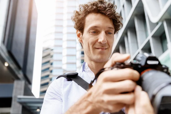 Fotografo maschio che scatta foto — Foto Stock