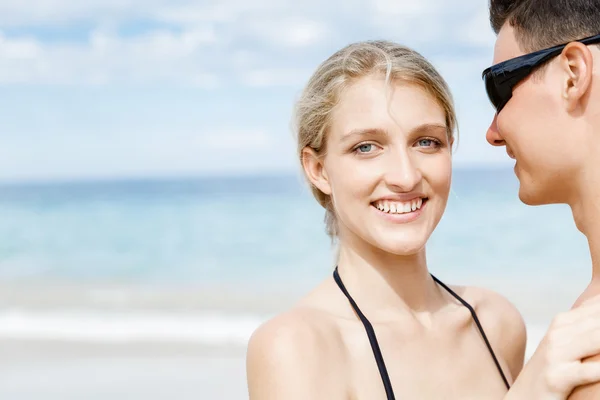 Romantyczna młoda para siedzi na plaży — Zdjęcie stockowe