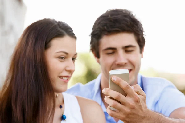 Young couple in the park — Stock Photo, Image