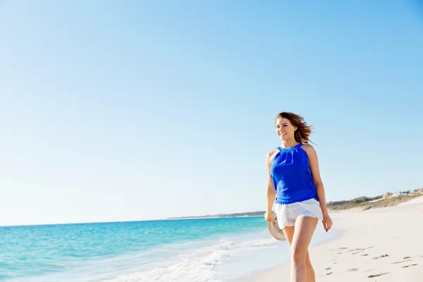 Fiatal nő sétál a tengerparton — Stock Fotó