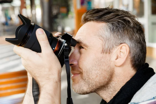 男性カメラマン写真を撮る — ストック写真