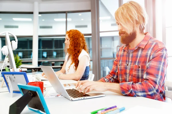 Colaboradores trabajando juntos — Foto de Stock