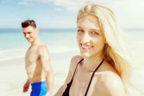 Romantiska ungt par på stranden — Stockfoto